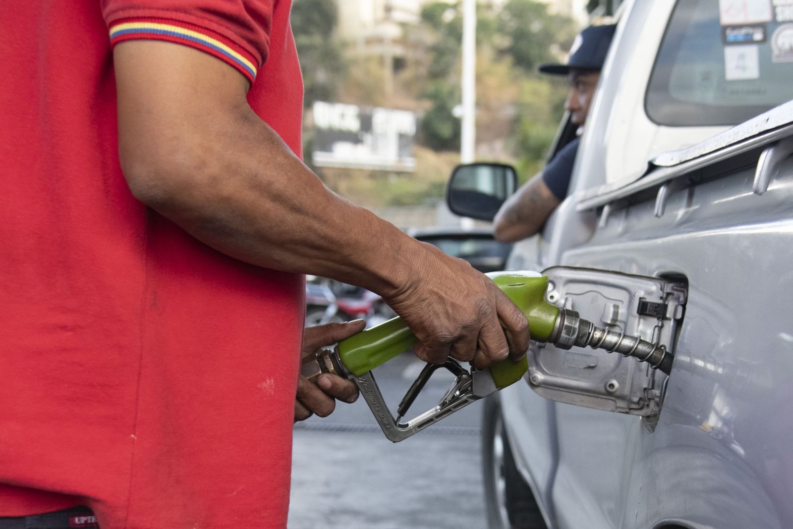 عمالقة النفط يمدون فنزويلا بالوقود بعد تخفيف العقوبات