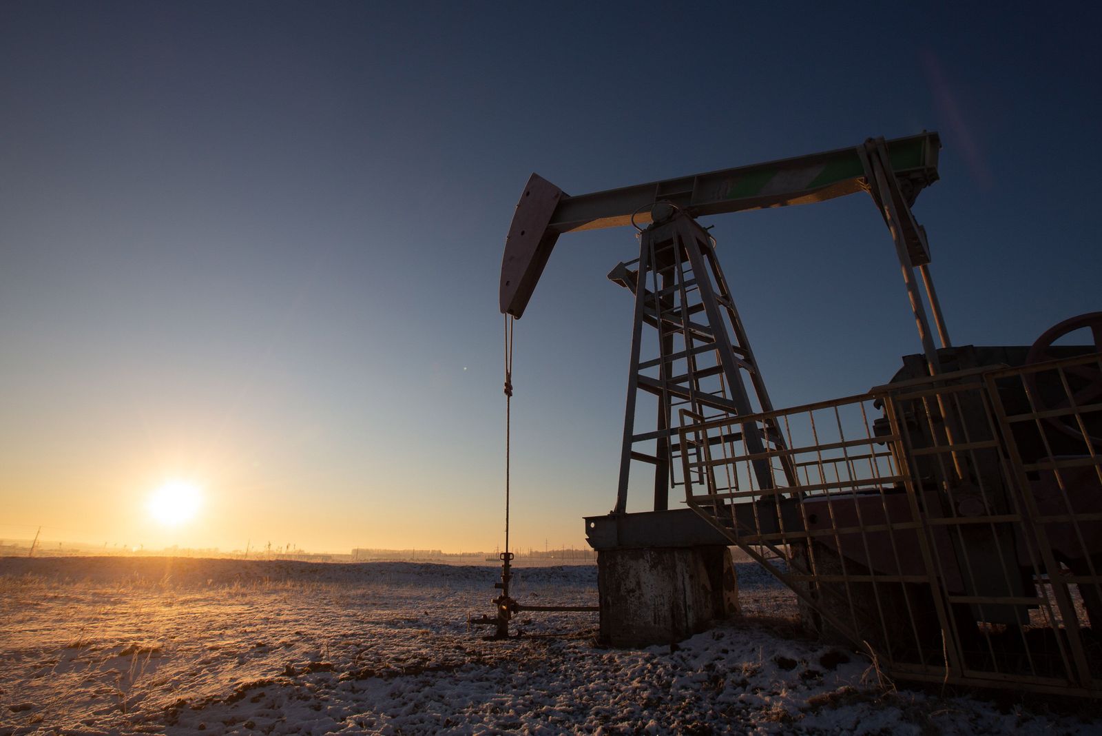روسيا توقف بعض آبار النفط.. وتواصل حجب بيانات الإنتاج