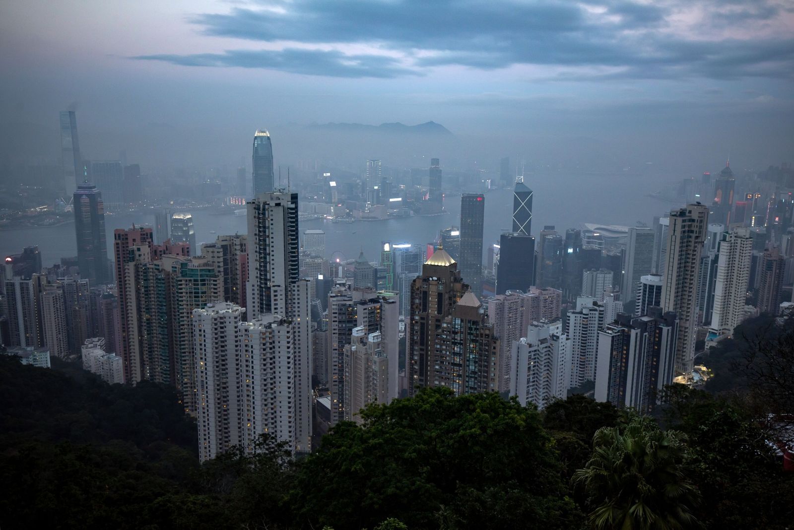 هونغ كونغ بصدد رفع ضريبة الرواتب لأصحاب الدخل المرتفع إلى 16%