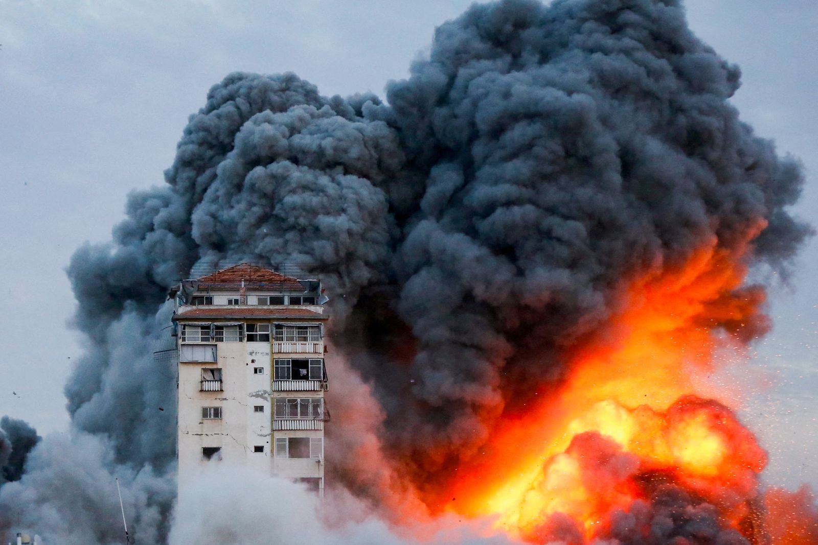 غزة تتعرض للقصف بعد هجوم غير مسبوق على إسرائيل