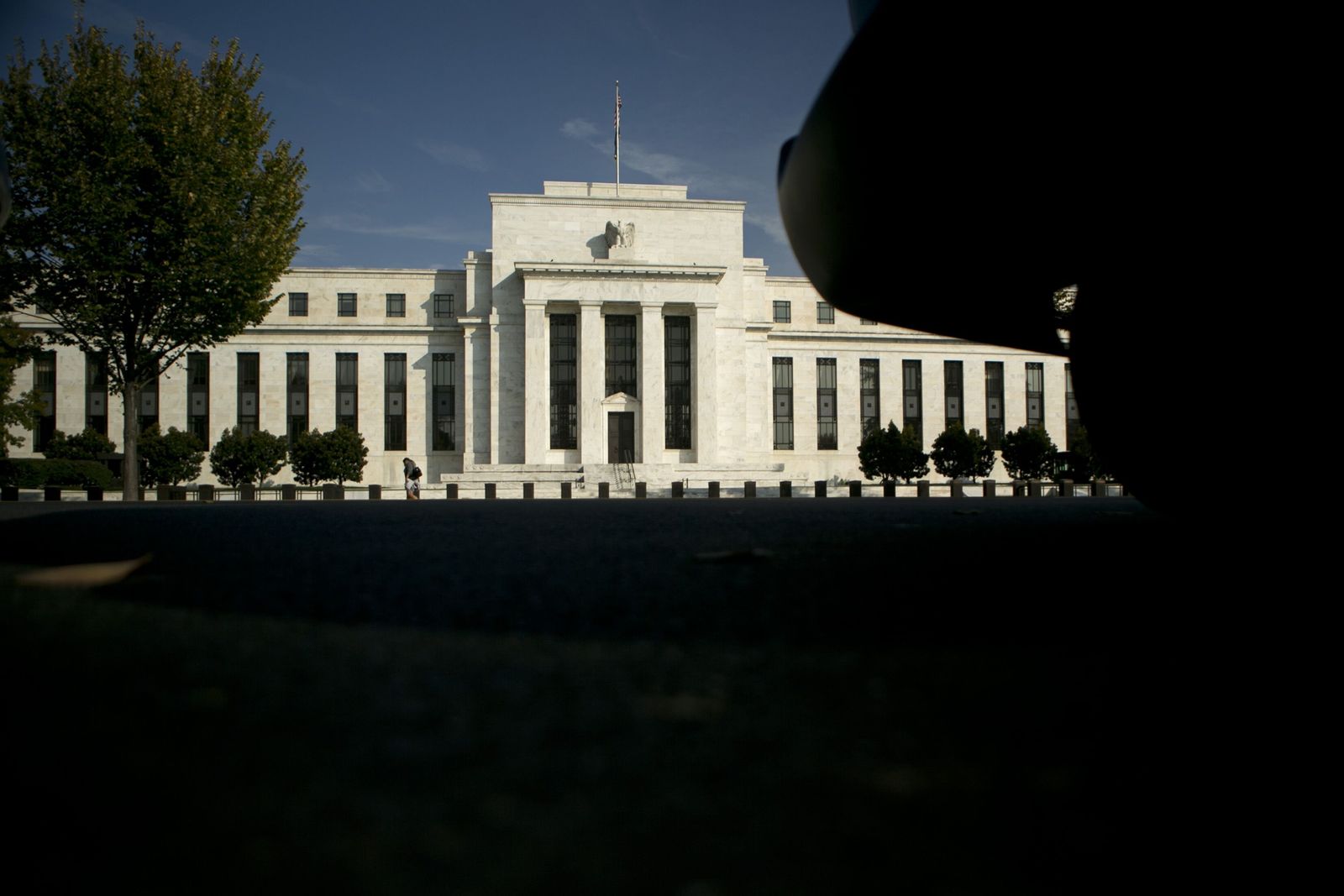 مسؤولو الاحتياطي الفيدرالي يحذرون من مخاطر التعجل في خفض الفائدة