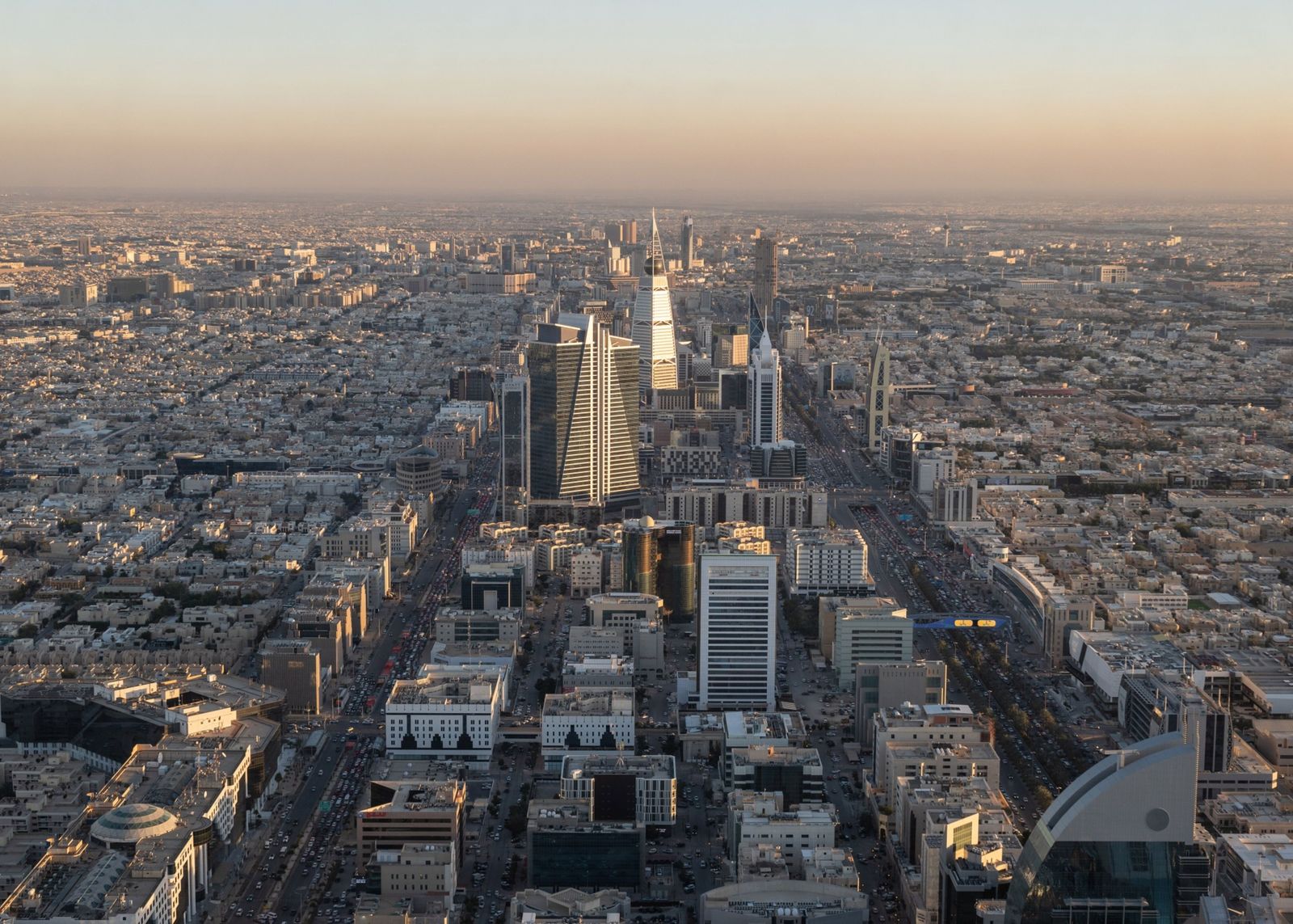 السعودية: لا تغيير في الموعد النهائي لنقل المقار الإقليمية للشركات إلى الرياض