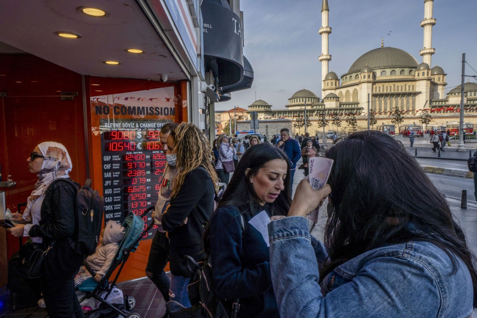 مدققو أردوغان سيحققون بمشتريات العملات بعدما هوت الليرة