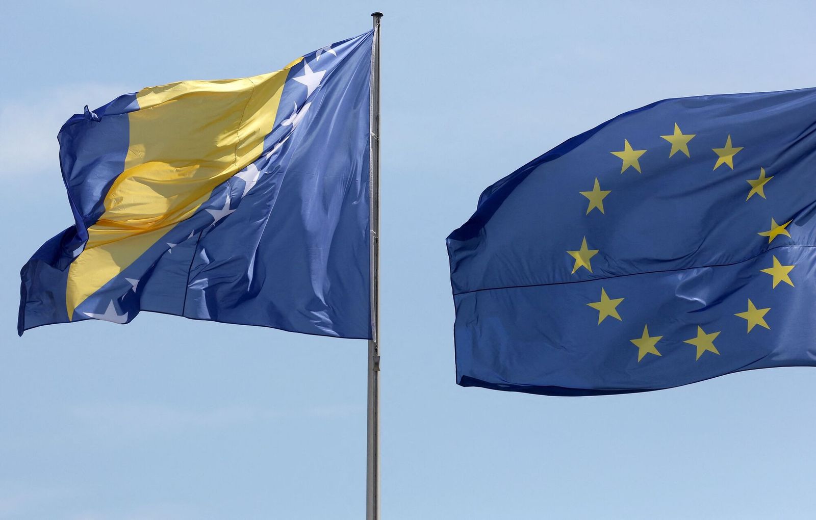 الاتحاد الأوروبي يوصي ببدء مفاوضات انضمام البوسنة إلى التكتل