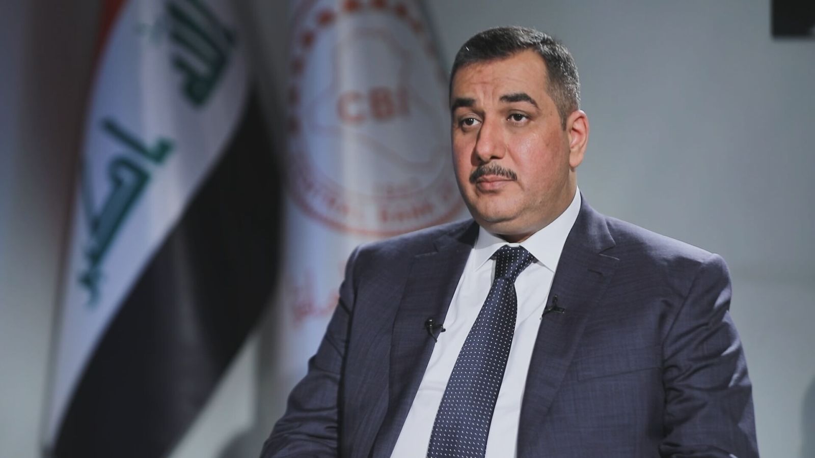 العراق يعفي محافظ البنك المركزي من منصبه