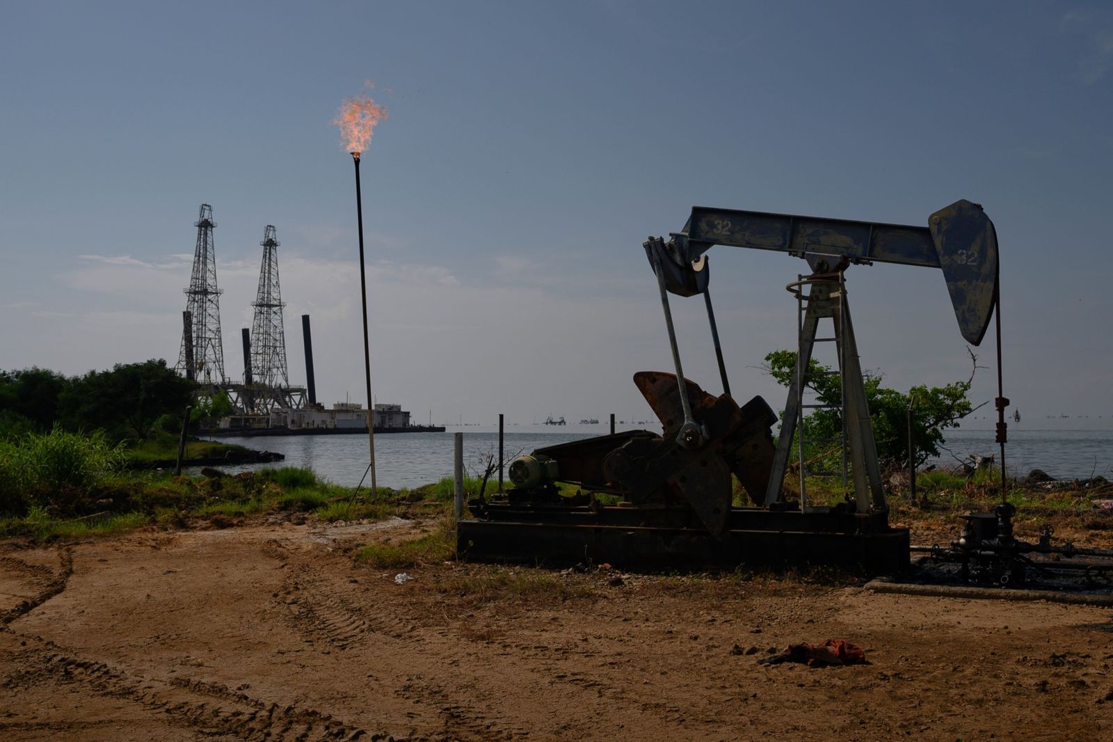 اضطرابات البحر الأحمر تدفع أسعار النفط نحو أول مكاسب شهرية منذ سبتمبر