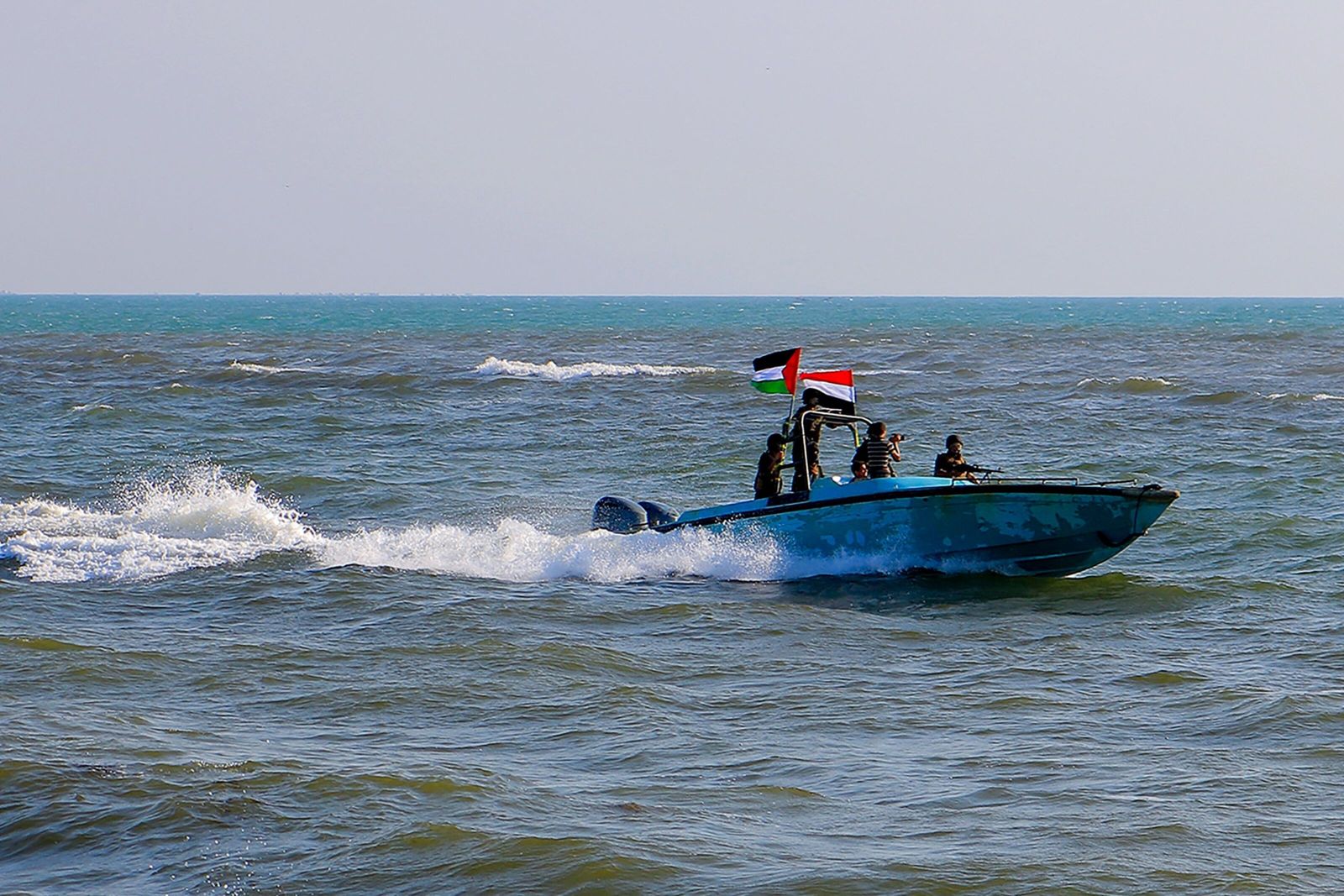 الحوثيون يشنون هجوماً واسعاً في البحر الأحمر
