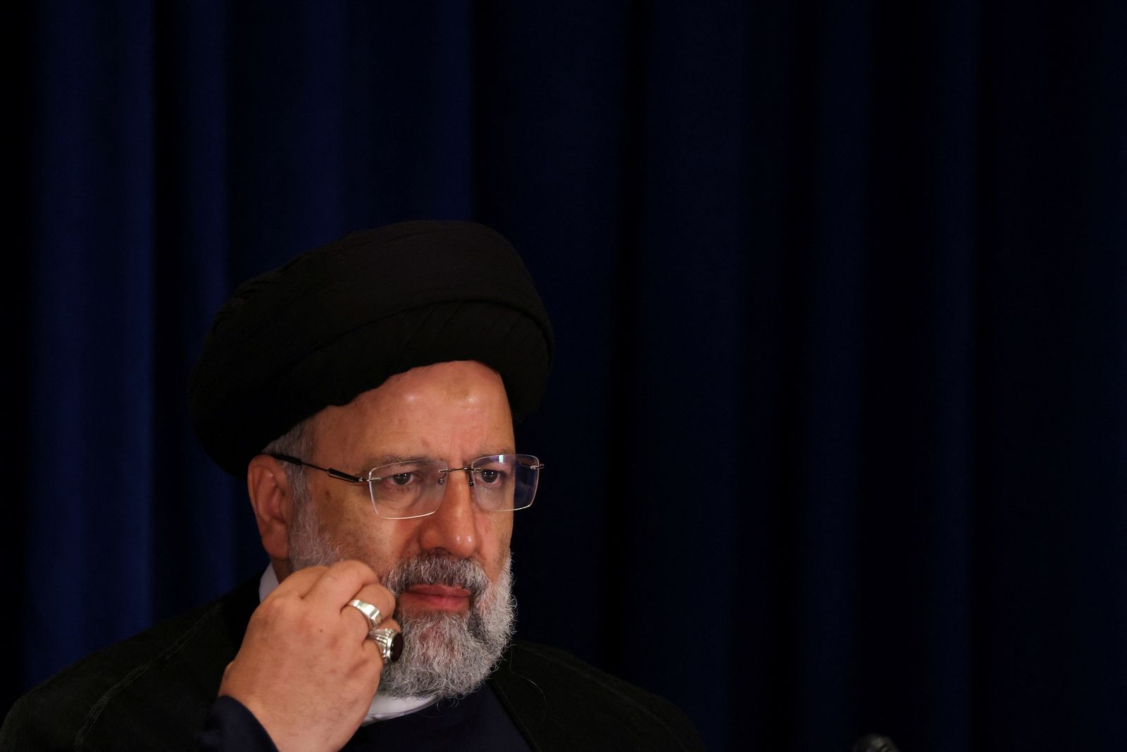 مصير غامض للرئيس الإيراني ووزير الخارجية بعد حادثة مروحيتهما