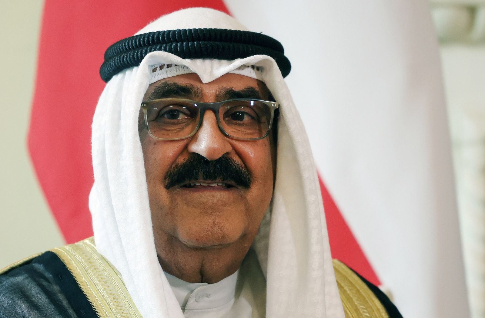 أمير الكويت يقرر حل مجلس الأمة ووقف بعض مواد الدستور لمدة لا تزيد عن 4 سنوات