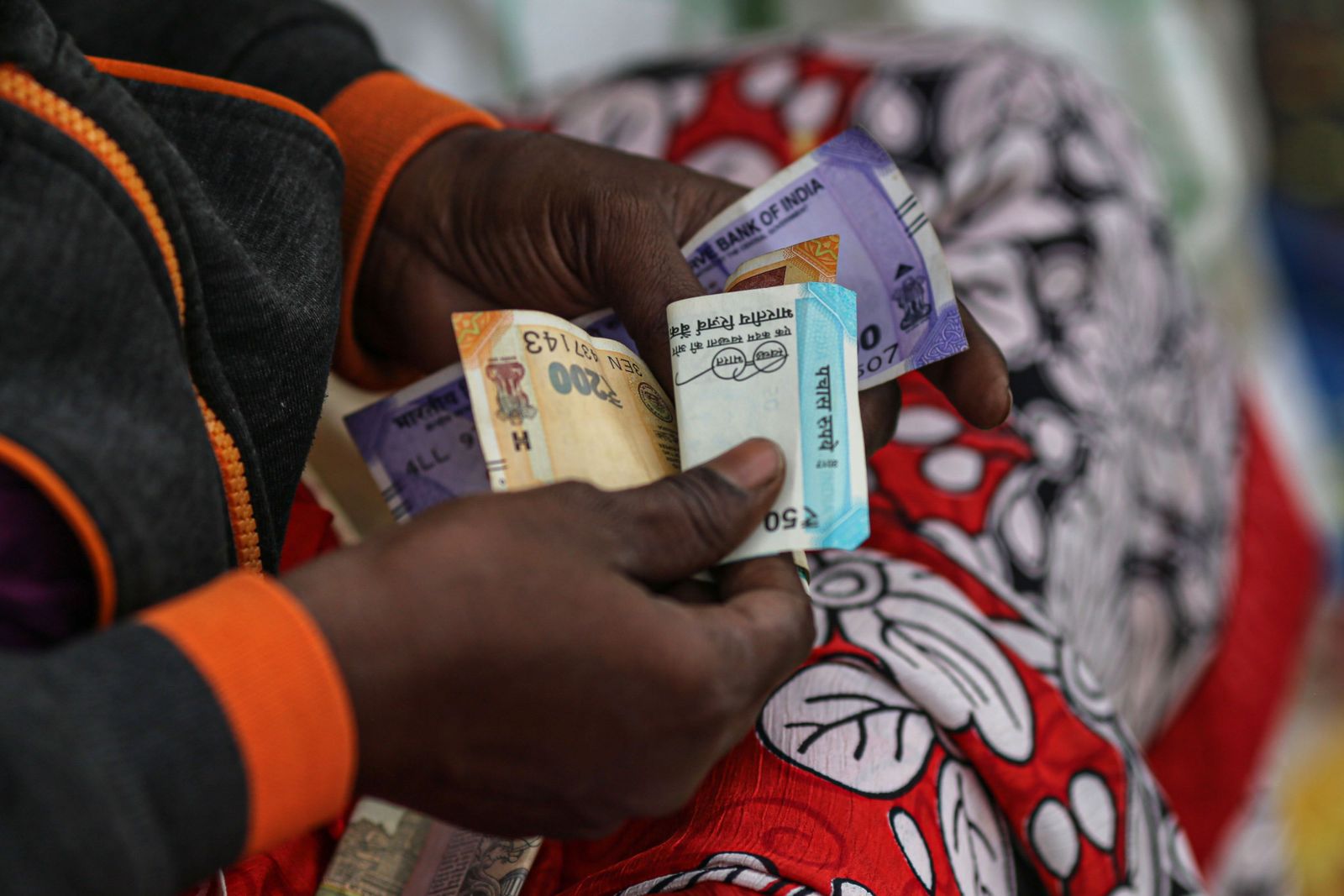 الروبية الهندية تهبط إلى مستوى قياسي مع خروج الأموال الأجنبية 