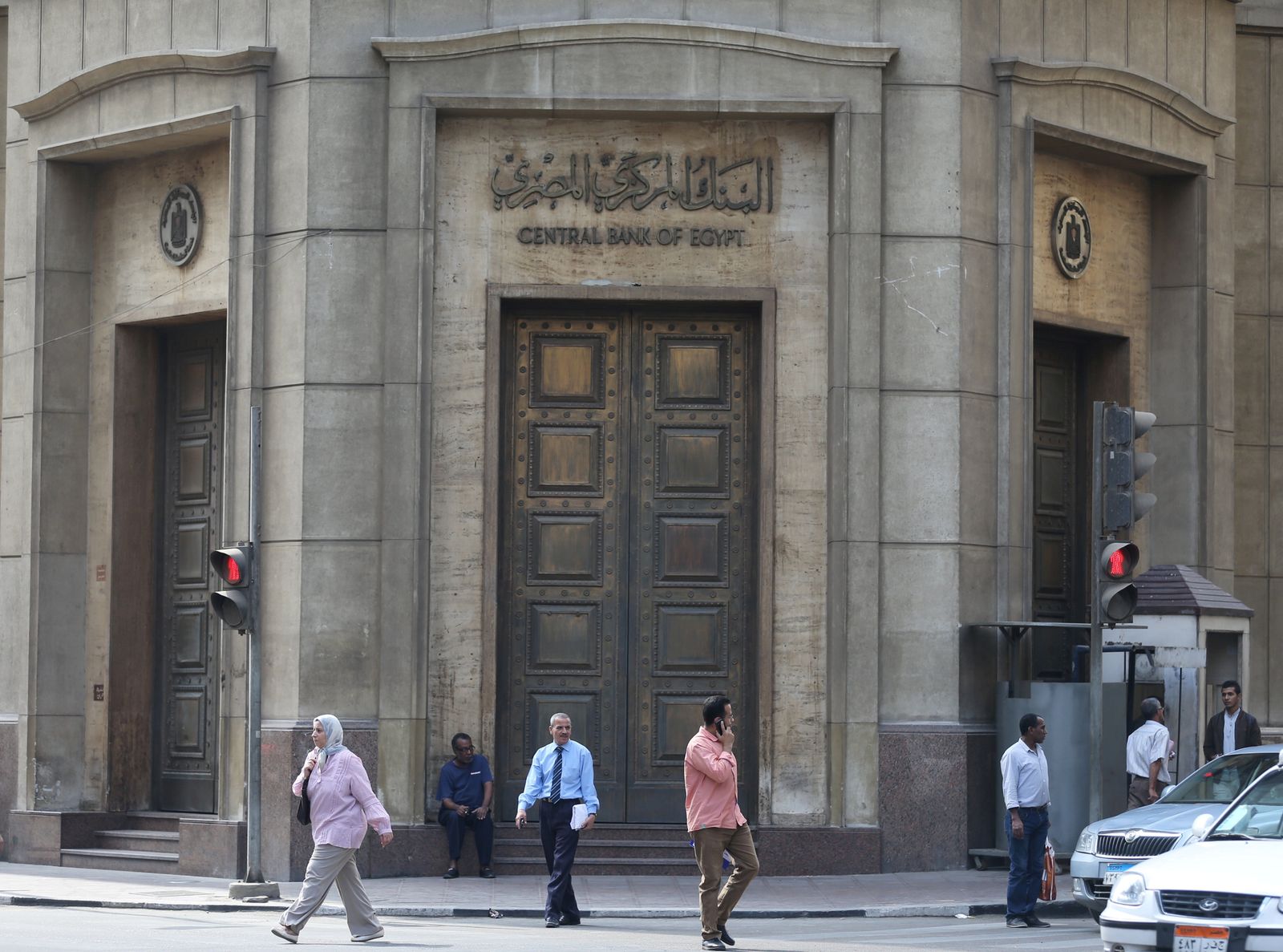 البنك المركزي المصري يرفع أسعار الفائدة 2% لاحتواء الضغوط التضخمية 