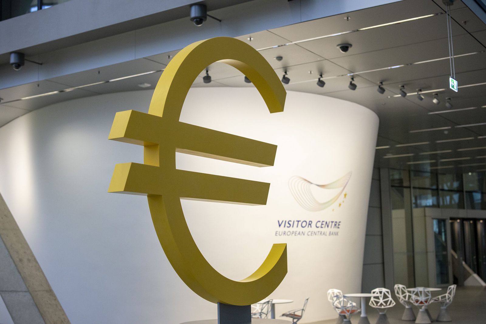 متداولو اليورو يتساءلون إلى أي مدى قد ينخفض دون مستوى دولار واحد