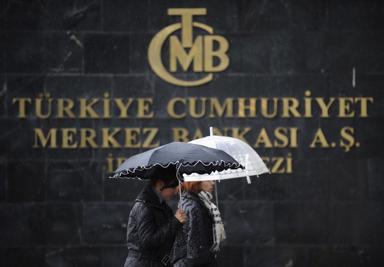 ارتفاع سيولة الليرة يربك جهود التشديد النقدي في تركيا