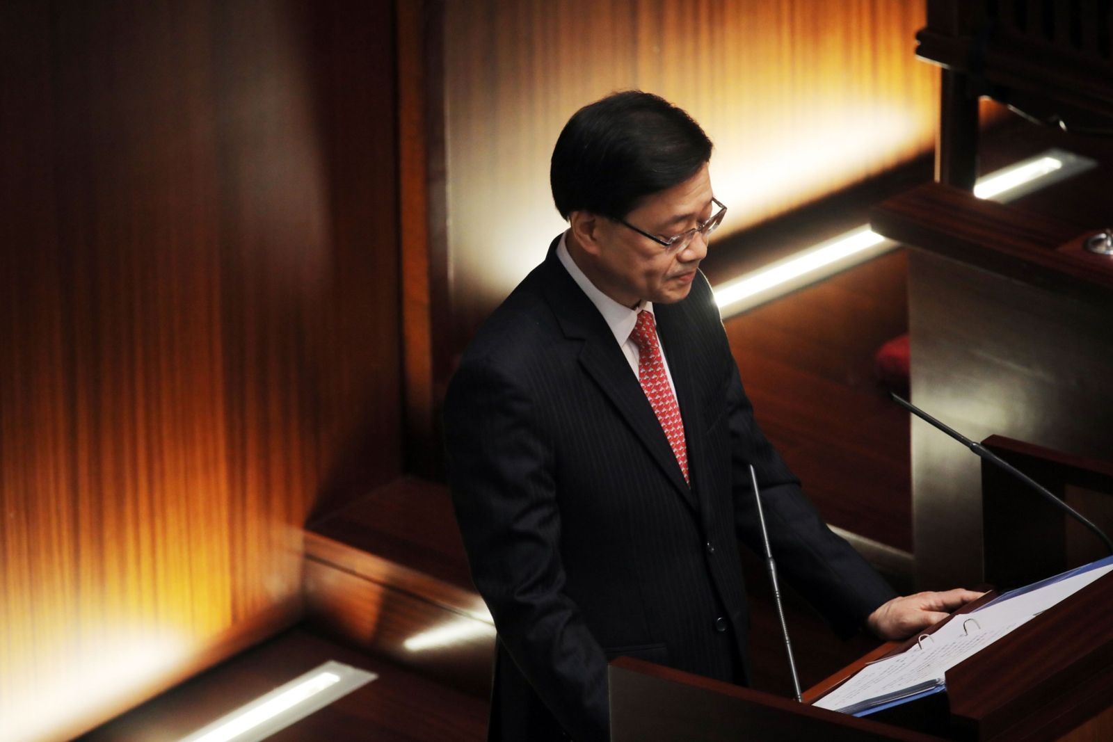 جون لي: نظام هونغ كونغ المالي مرن في مواجهة أزمة البنوك 