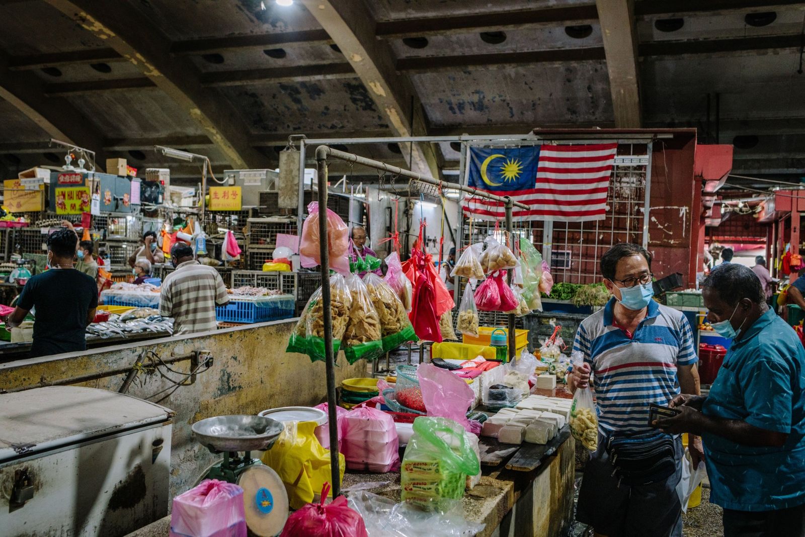 ماليزيا تُخفض توقعات النمو وتُوجه سياستها النقدية لإنعاش الاقتصاد