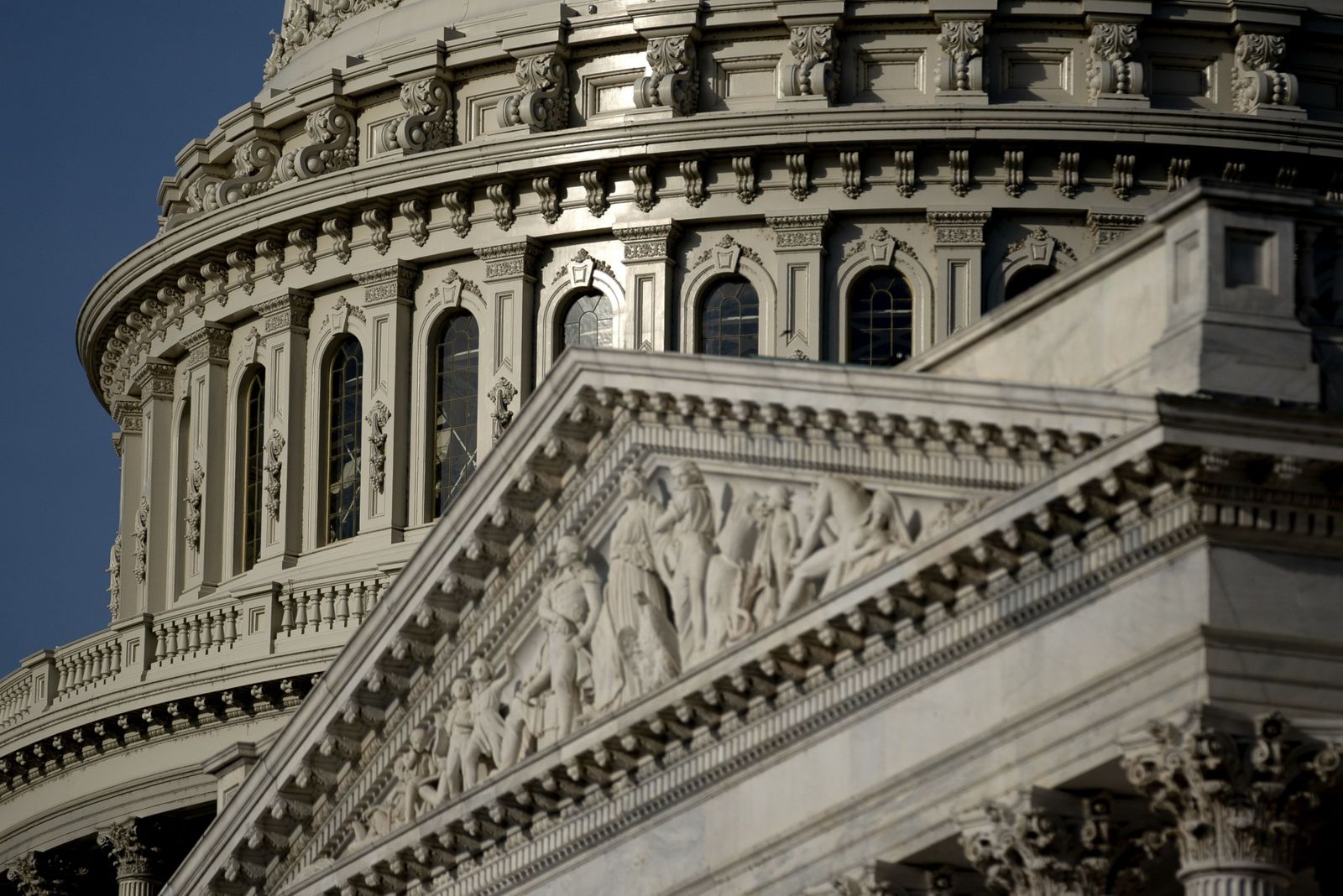 مكاسب بايدن في خطة البنية التحتية ترفع حرارة المعركة الاقتصادية في الكونغرس