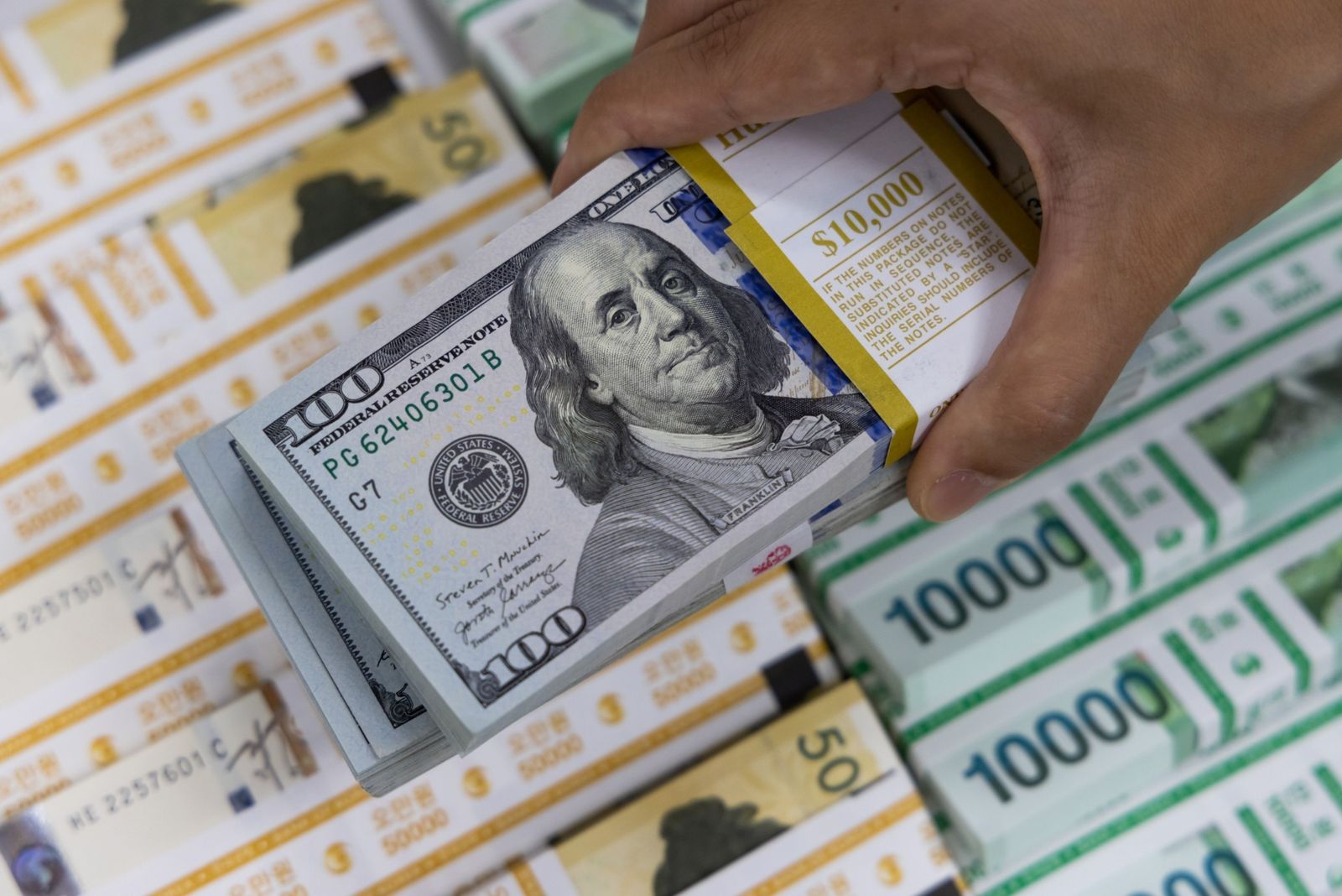 الدولار يهوي لأقل مستوى في 3 شهور أمام الين بعد تصريحات الفيدرالي