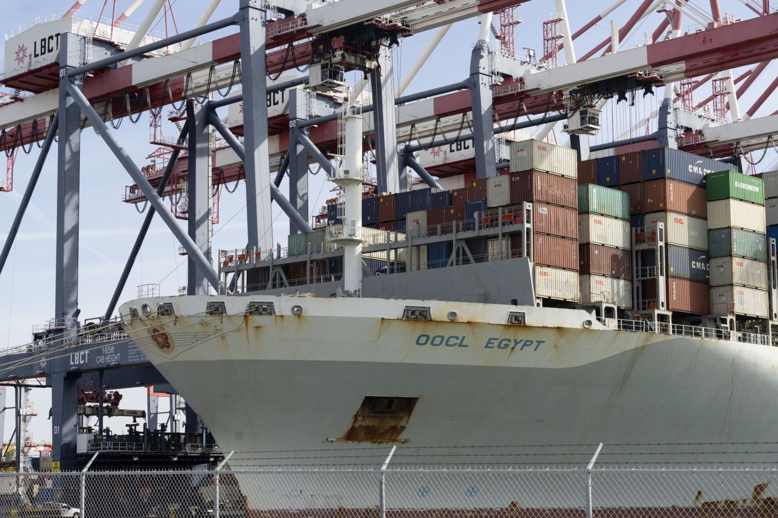 اضطرابات العمال تؤخر سفن الحاويات في موانئ كاليفورنيا