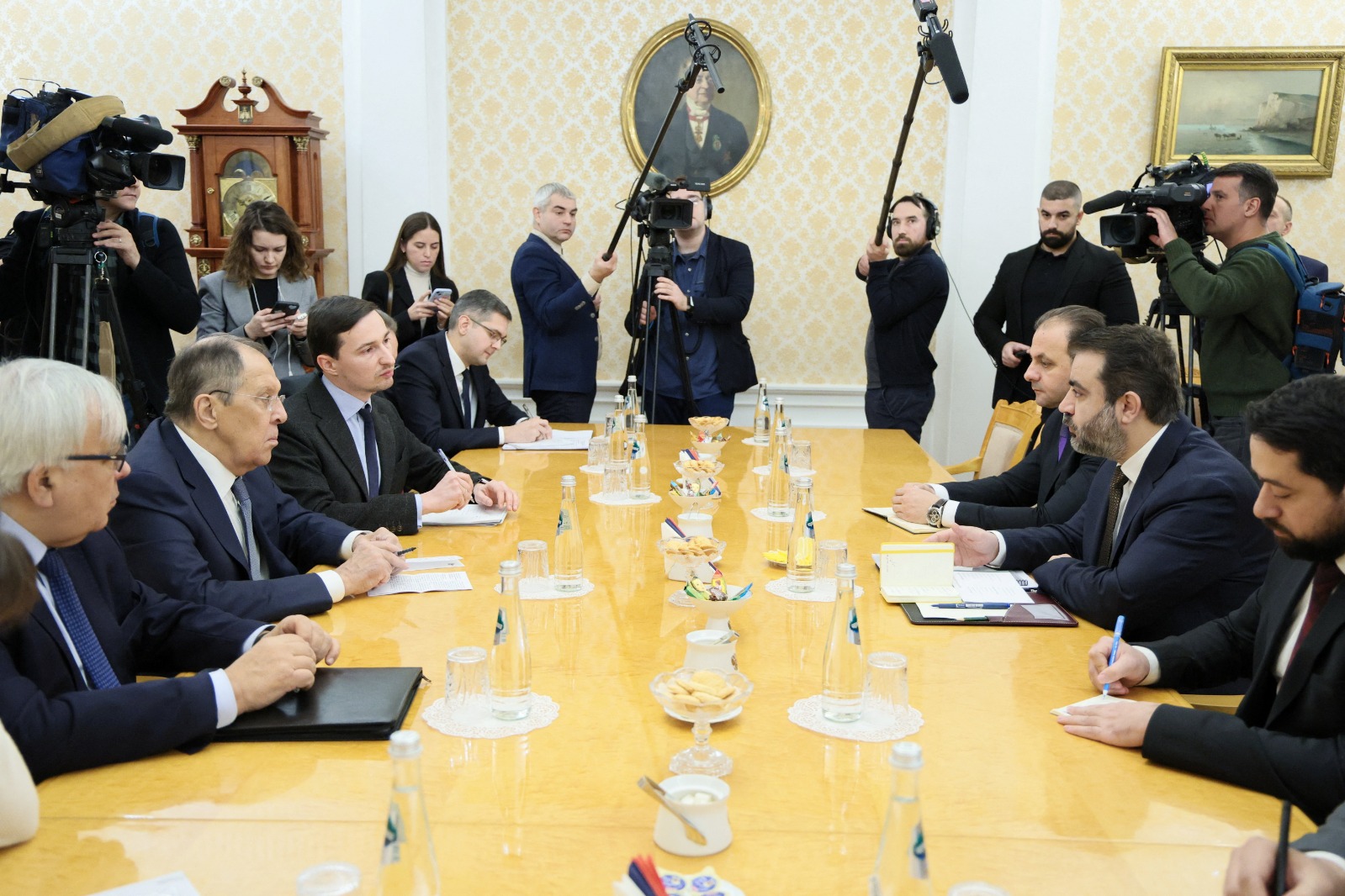 وزير الخارجية الروسي سيرغي لافروف ووزير الخارجية السوري أسعد الشيباني خلال اجتماع في موسكو، روسيا. 24 ديسمبر 2025 - "رويترز"