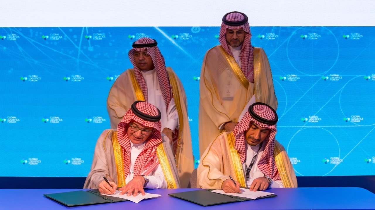 التوقيع على الاتفاقية بين شركة المنطقة الخاصة اللوجستية الكاملة مع 'سافاير' - الشركة