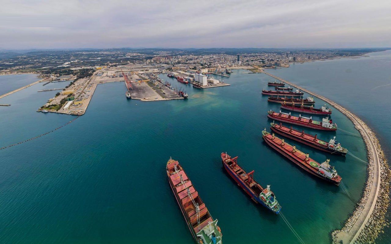 صورة جوية تظهر سفناً راسية في ميناء طرطوس، سوريا، مارس 2025 (المصدر: الهيئة العامة للمنافذ البرية والبحرية السورية) - الشرق