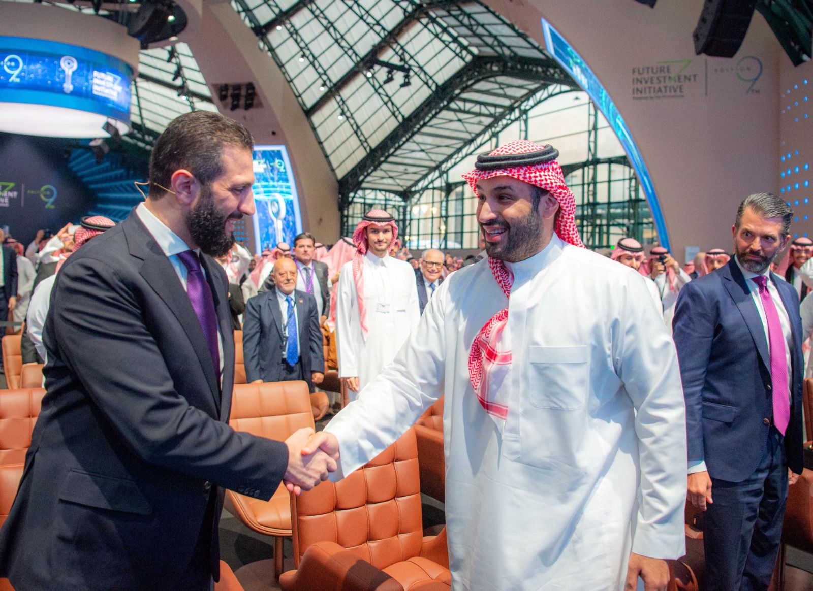 ولي العهد السعودي الأمير محمد بن سلمان يصافح الرئيس السوري أحمد الشرع لدى وصوله إلى النسخة التاسعة من مبادرة مستقبل الاستثمار في الرياض. 29 أكتوبر 2025 - رويترز