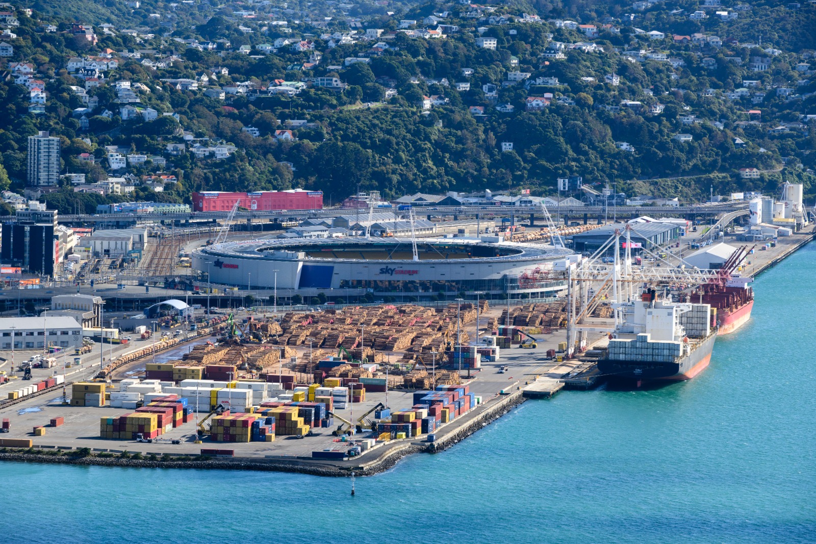 أخشاب وحاويات شحن في محطة 'سنتر بورت' بميناء ويلينغتون، نيوزيلندا - بلومبرغ