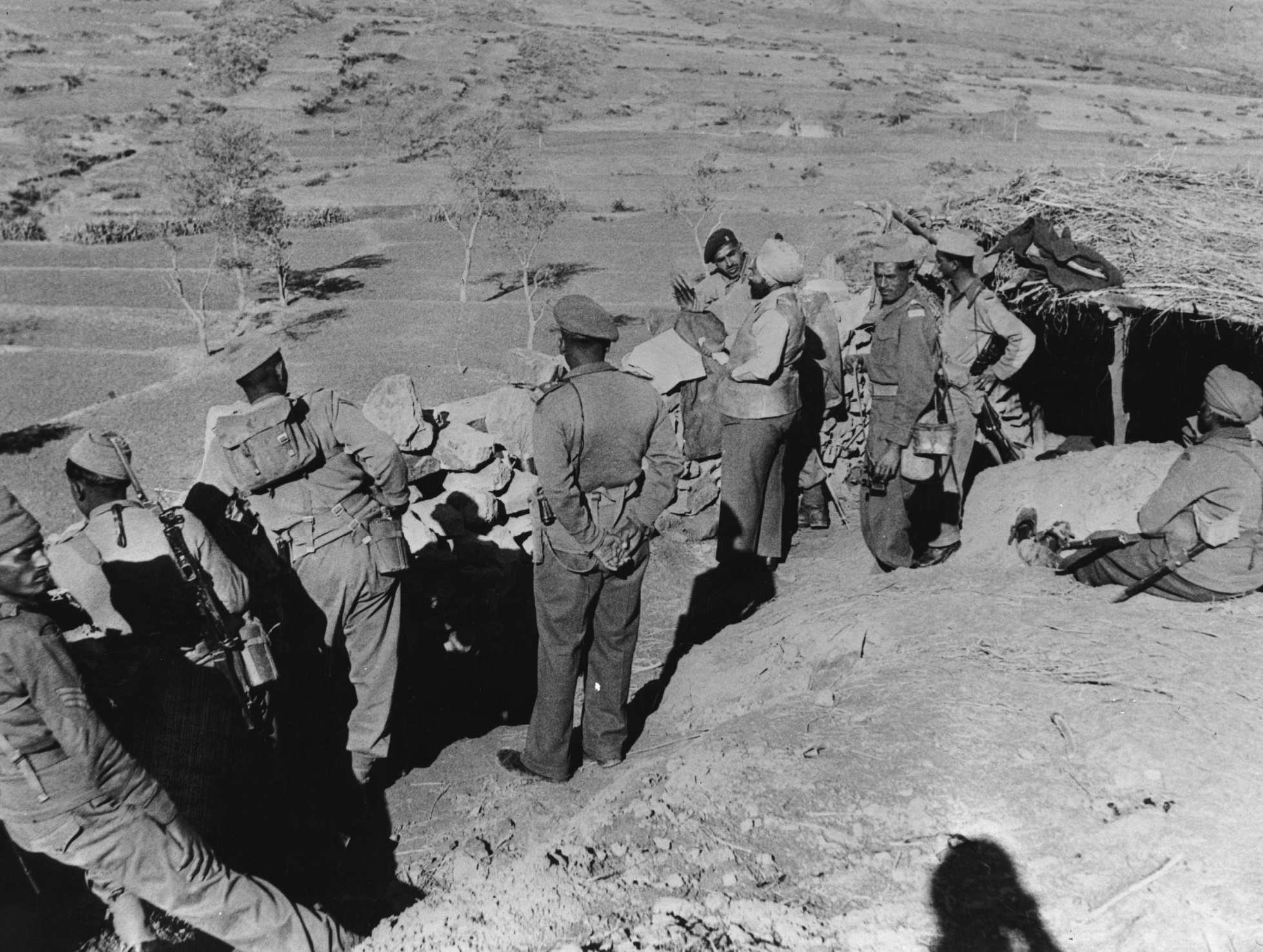 ضابط وجنود هنود داخل حصن ميداني مؤقت في اتجاه القوات الصينية في إقليم لداخ شمالي الهند عام 1962 - بلومبرغ