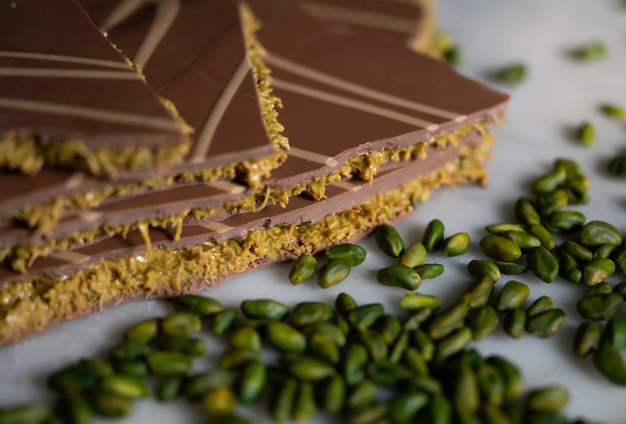 ألواح 'شوكولاتة دبي' المصنوعة من الفستق الأخضر والكنافة من شركة "لاديراخ" - الشركة