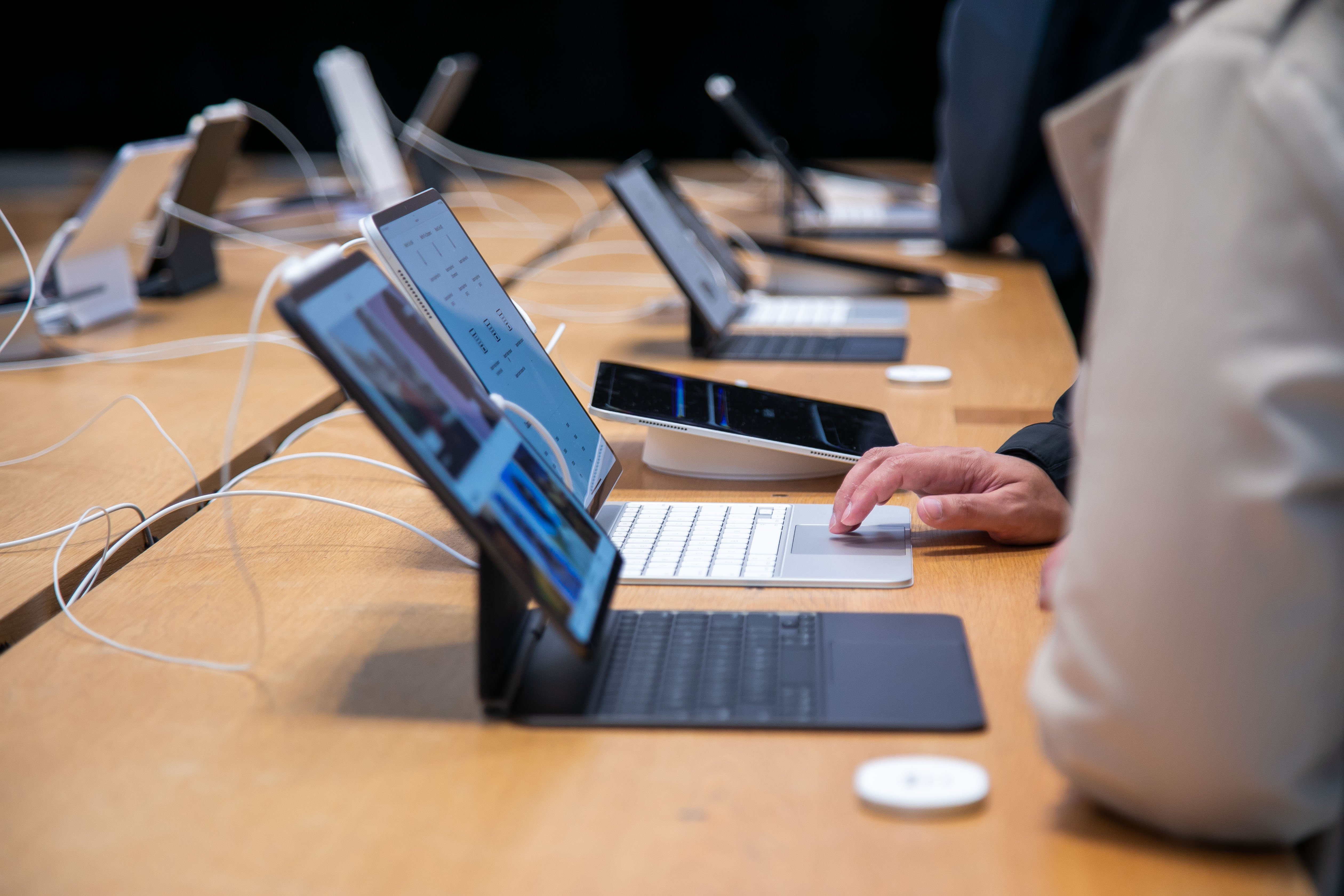 جهاز 'آيباد برو' (iPad Pro) ضمن رح أجهزة 'آيباد' الجديدة من 'أبل' للبيع في متجر فيفث أفينيو. - بلومبرغ