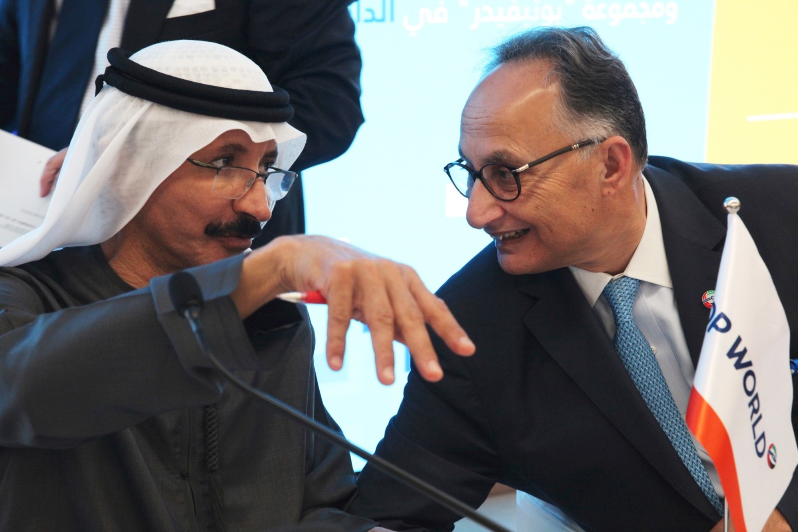 سلطان أحمد بن سليم، إلى اليسار، ويوفراج نارايان. بلومبرغ