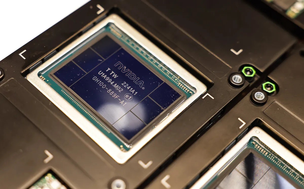 وحدة معالجة رسومات للذكاء الاصطناعي من "إنفيديا" (Nvidia) (بلومبرغ)