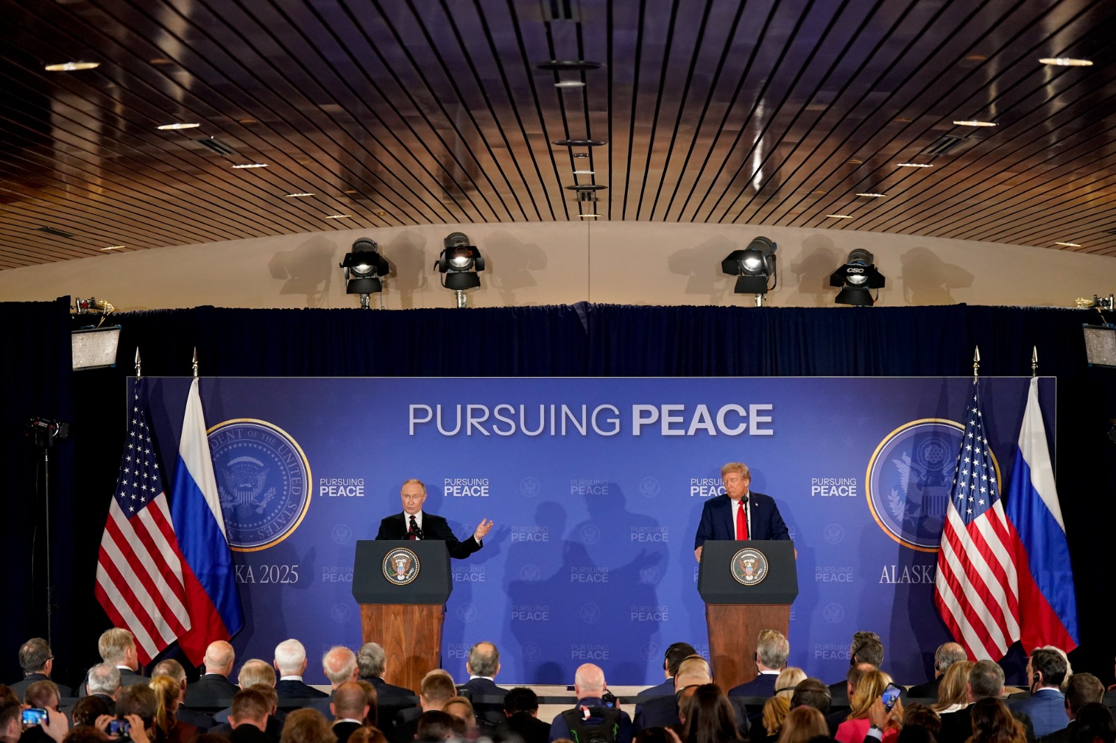 دونالد ترمب وفلاديمير بوتين خلال مؤتمر صحفي في ألاسكا، الولايات المتحدة، 15 أغسطس 2025. - بلومبرغ