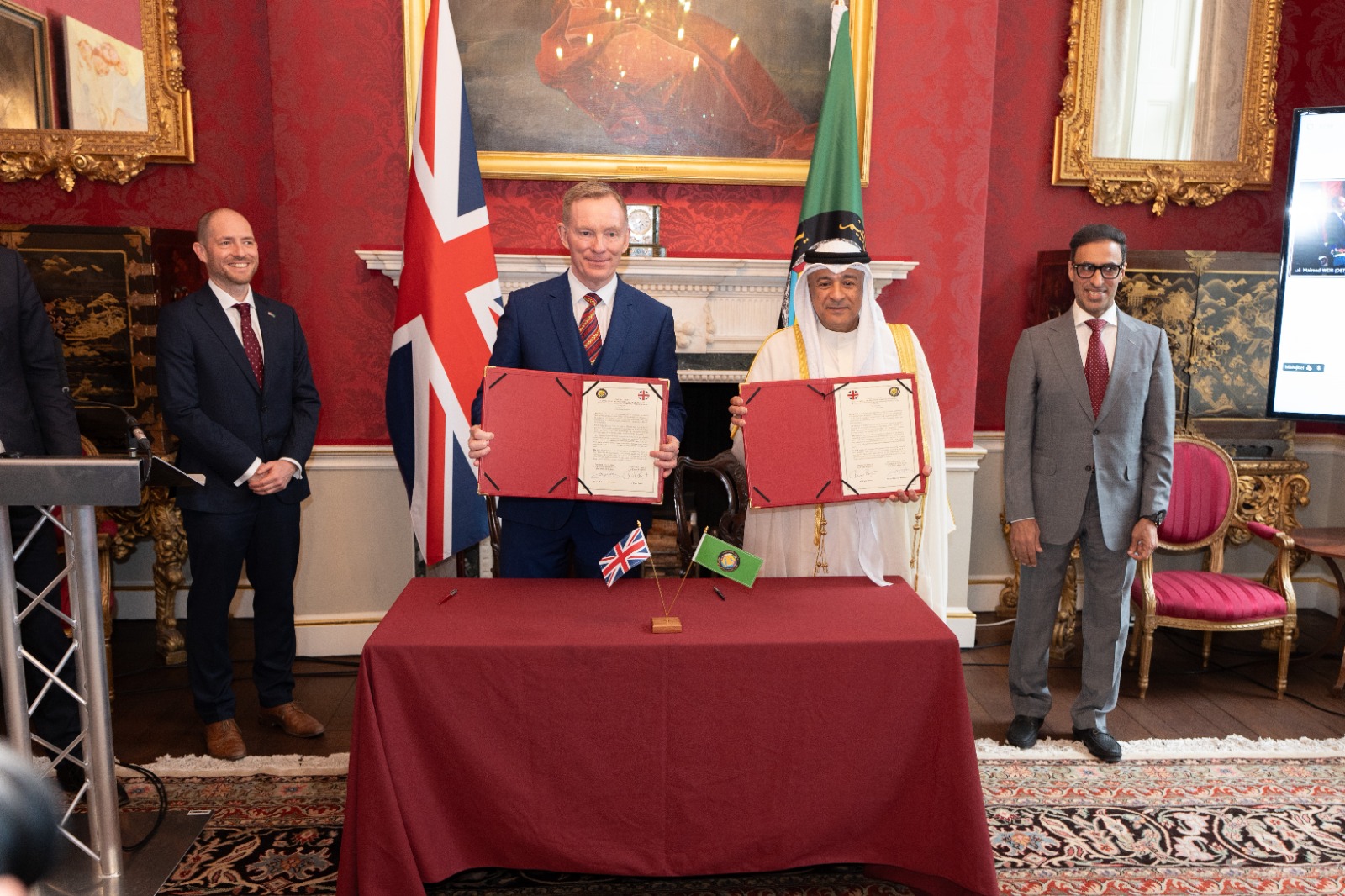 جاسم محمد البديوي، الأمين العام لمجلس التعاون لدول الخليج العربية رفقة كريس براينت، وزير الدولة لشؤون التجارة في وزارة الأعمال والتجارة بالمملكة المتحدة خلال توقيع الاتفاقية في لندن، 20 مايو 2026. - الشرق