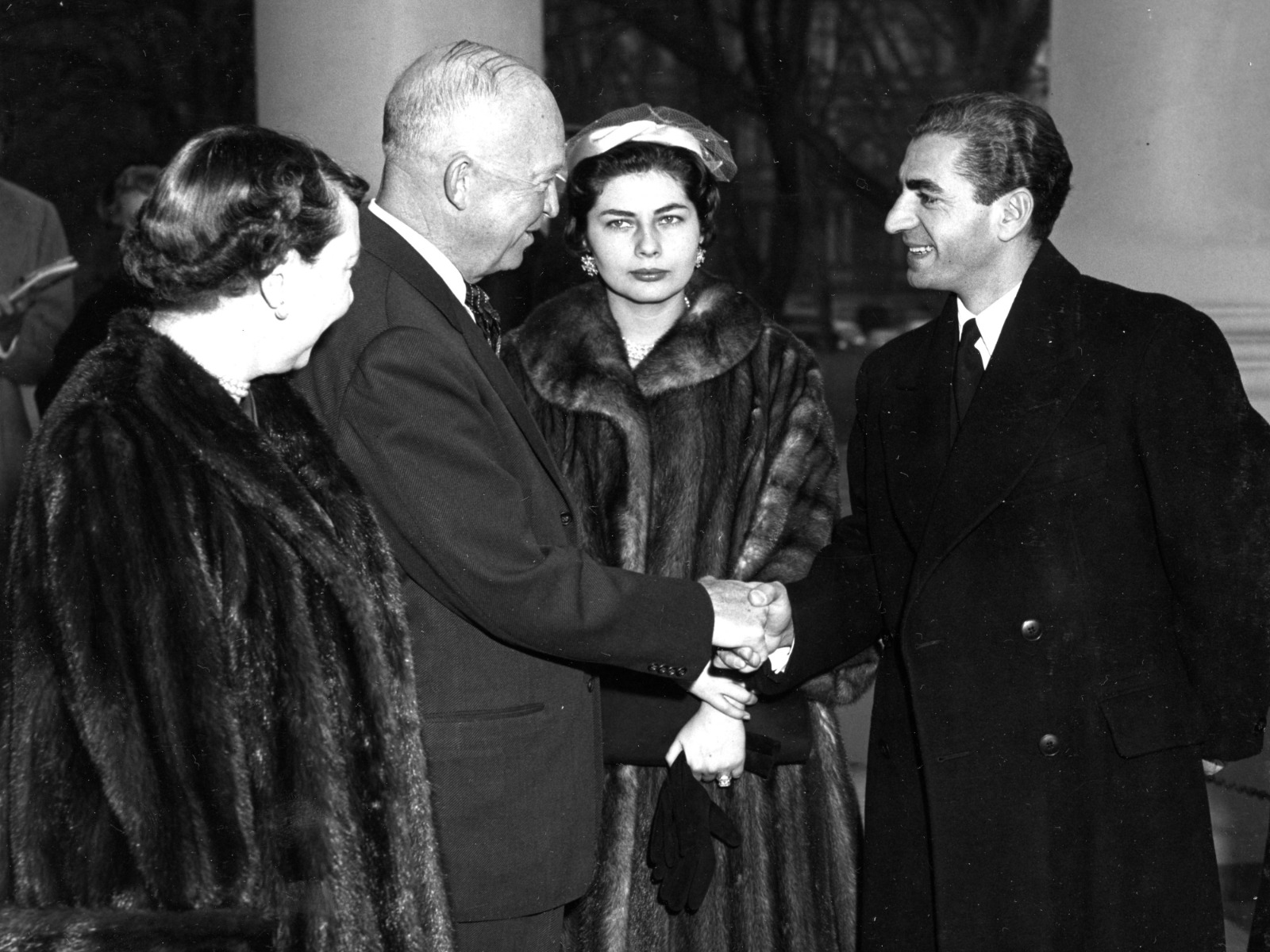 دوايت أيزنهاور مع الشاه محمد رضا بهلوي في البيت الأبيض عام 1954 - بلومبرغ