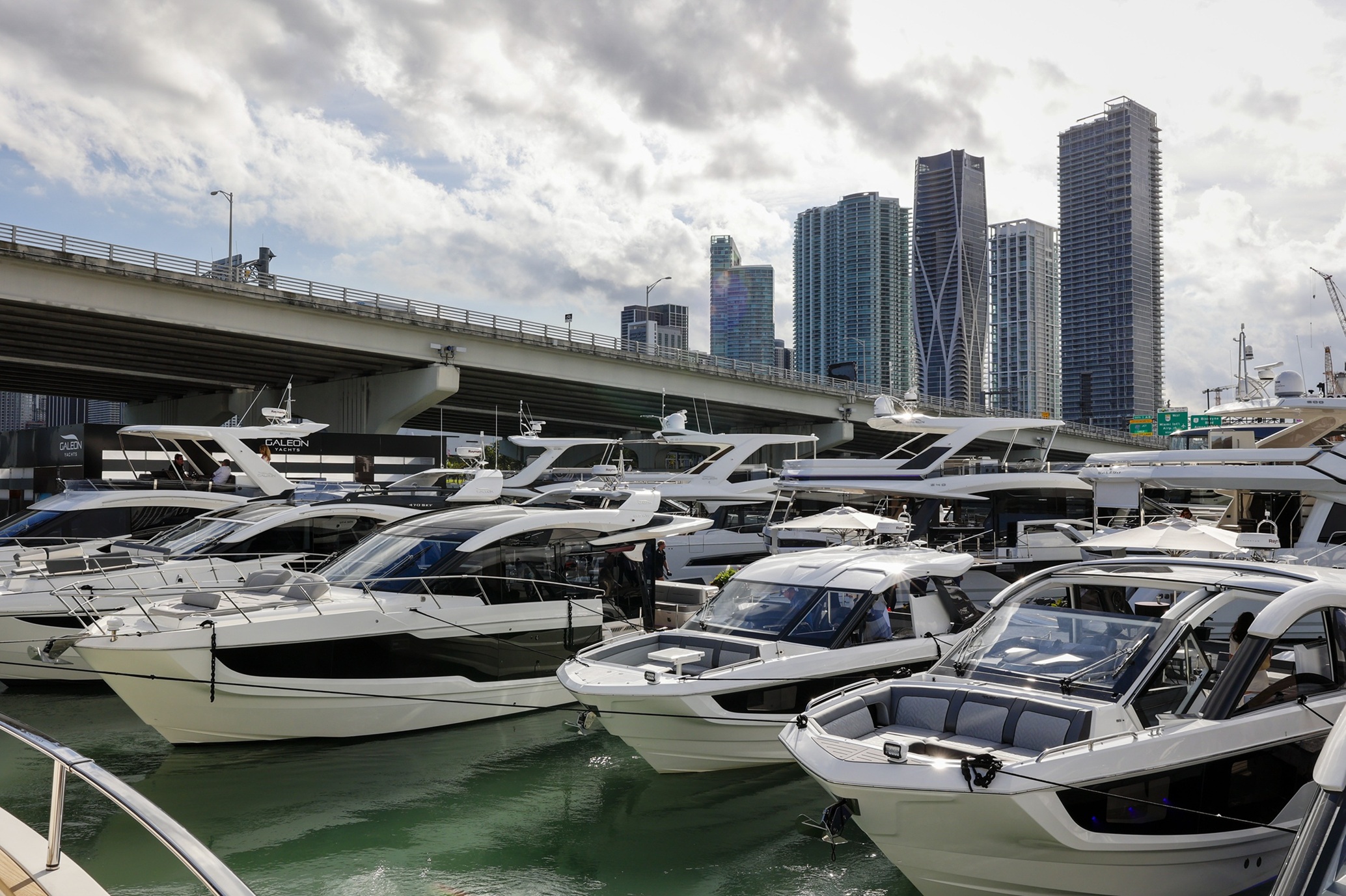 يخوت مصفوفة خلال معرض 'ديسكفر بوتينغ' الدولي للقوارب في ميامي - بلومبرغ
